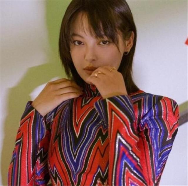 关晓彤穿波形条纹连衣裙，撞衫32岁辛芷蕾，气质完全被压了下去