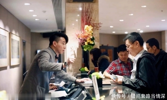  『住进酒店』酒店半夜打电话给前台，会有怎样的后果？退休经理：试一次就知道