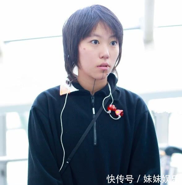 窦靖童真是绝了，竟背个超级迷你小包出门，莫不是用来装牙签的