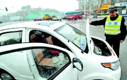 老年代步车即将合法上路，但安全隐患能否解决呢？