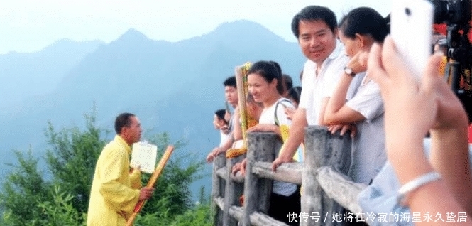 “峭壁飞人”表演飞檐走壁,替人烧香挣香火钱,一天收入竟高达上