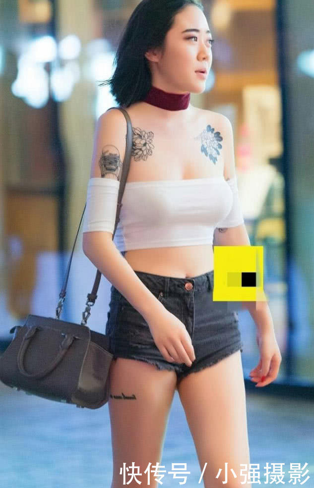 跨宽腰细的时尚小姐姐一字肩裹胸，裹出浑圆润滑的自然胸围，尽显