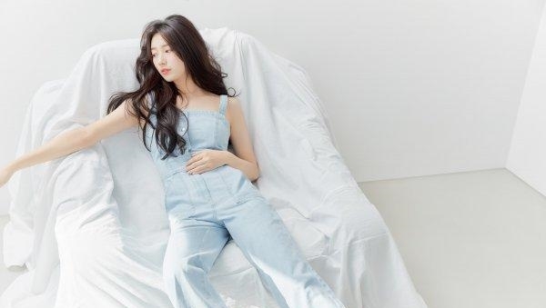  『GUESS』裴秀智 GUESS 画报公开，清纯美爆发，依旧是“国民初恋”