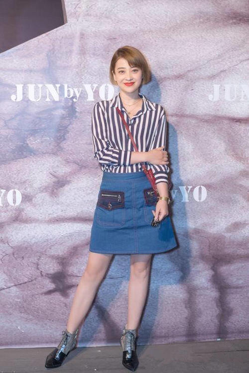 梅婷腿有点粗，但是会搭配就是厉害，网友：怎么看都舒服