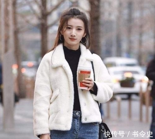 『美女』率性自然的美女穿搭紧身牛仔裤,简约又大气,魅力十足!