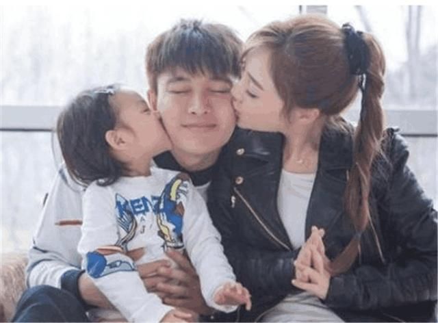 李小璐再陷“沙发照”风波，工作室发原图辟谣，网友：这次我信了