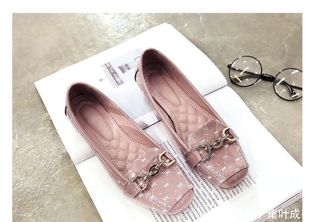  穿着■大热天！女人穿鞋要讲究，瞧这几款“平底鞋”，高级透气有女人味