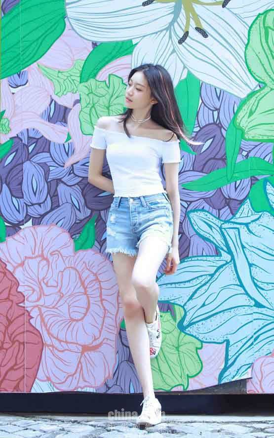 水晶夏日街拍秀长腿 满分笑容彰显青春无敌