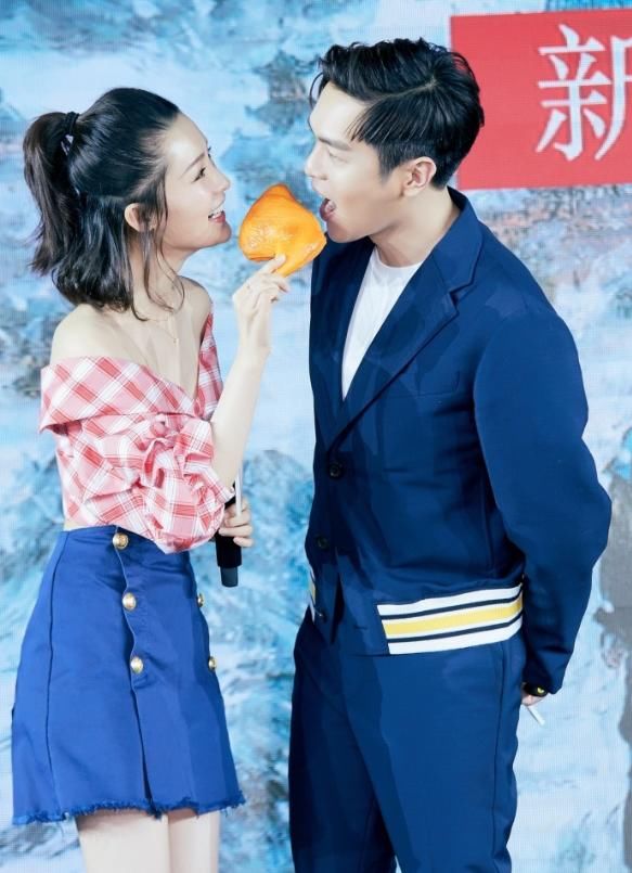 李沁穿露肩裙出席活动,发型师遭网友评论:这次必须不给盒饭吃!