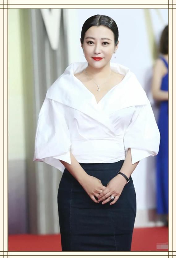 39岁郝蕾真会“装”，白衬衫搭配黑色鱼尾裙，穿出满满的女人味