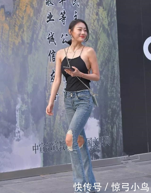 「气质」一双一字带的高跟凉鞋,透明的一字带让双脚,看上去气质又迷人