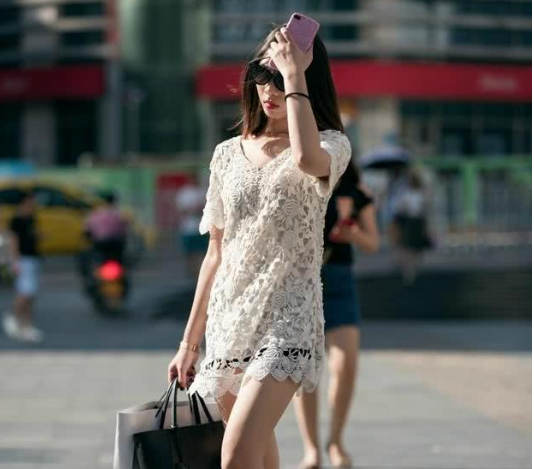 街拍：钟灵毓秀五官俊美的妹子，苗条性感时尚大方看着温馨！