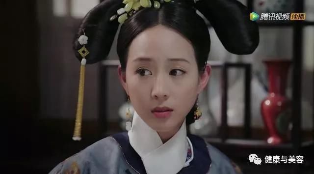《如懿传》周迅露出脑门年轻18岁，刘海原来不能减龄？