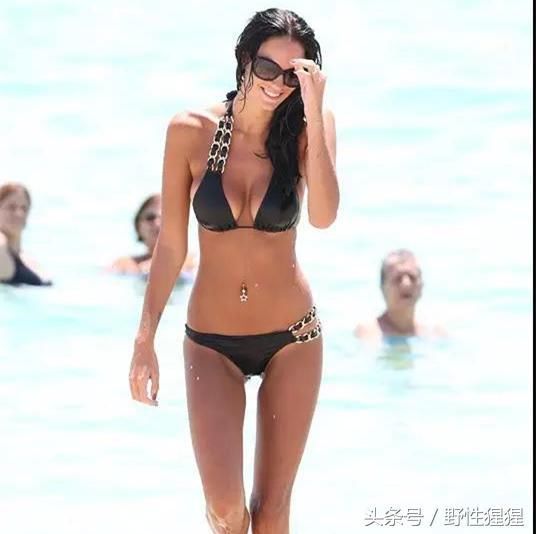 选对泳衣，才能在海边美得光芒四射