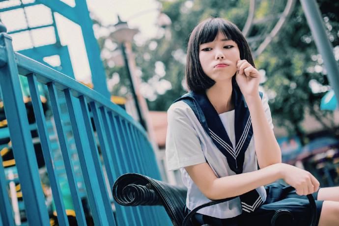 短发制服美女性感游乐园写真图片