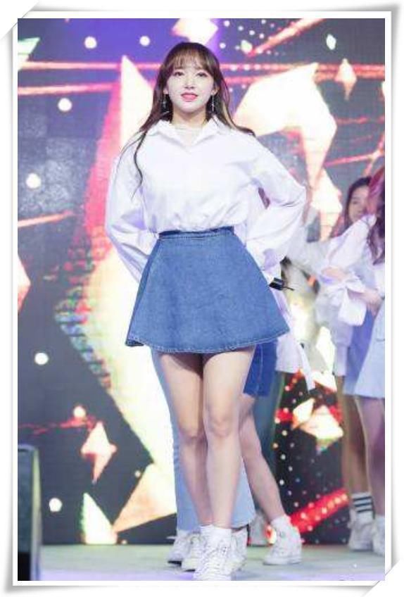 程潇穿紧身短裙现身，看完她的腿后尴尬了，网友：还是换回长裤吧