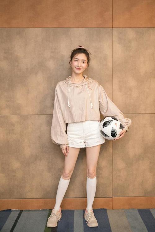 厉害了！挑战热巴Angelbaby穿亮片裙，江疏影竟然穿出廉价感？