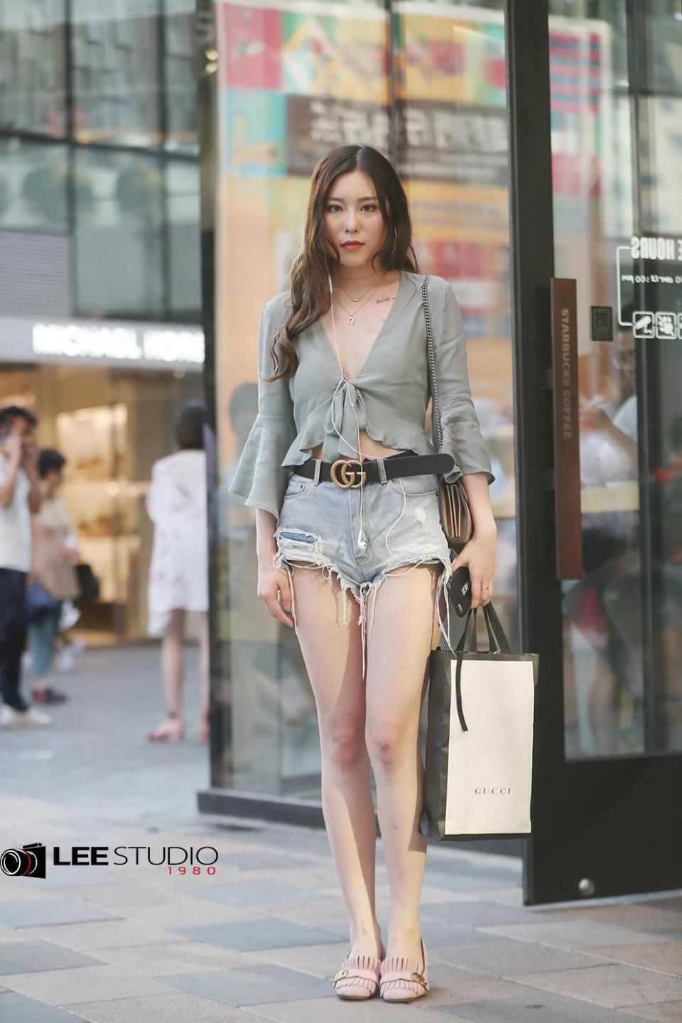 美女小衫加短裤嗨翻三里屯