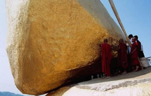 世界最神秘寺庙，建在611吨的“巨石”上，禁止女信徒触碰！