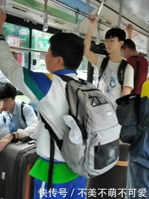  公交车|河南南阳：两位大姐占四个座，几名乘客全程站立，公交车