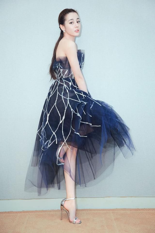 迪丽热巴为了秀美腿，故意将裙子往上提，都快提到大腿根了！