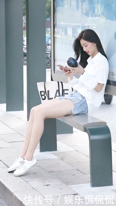  【美女】等公交的长腿美女，简直就是仙女一枚