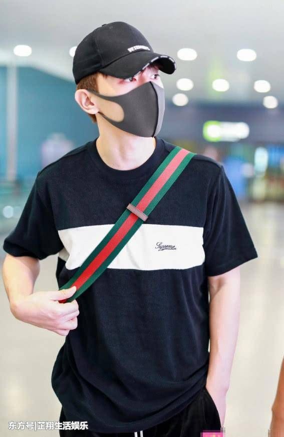 邓伦真搞笑!换一件衣服又来走机场，网友:1000块可不能白花