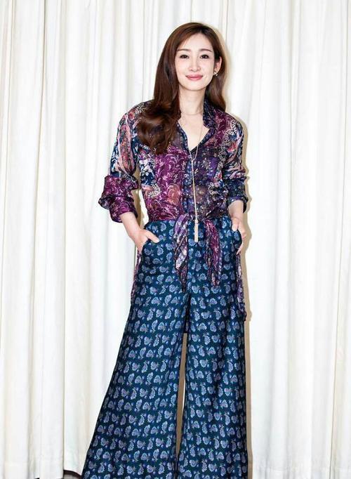 40岁秦海璐装嫩太用力，白色蛋糕裙穿出58岁老粗腿，网友：真尴尬