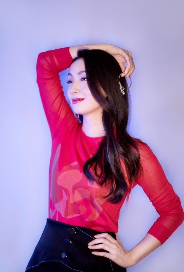 陶虹前面加了一块布，穿出“头部以下全是腿”，越胯大越有气场!