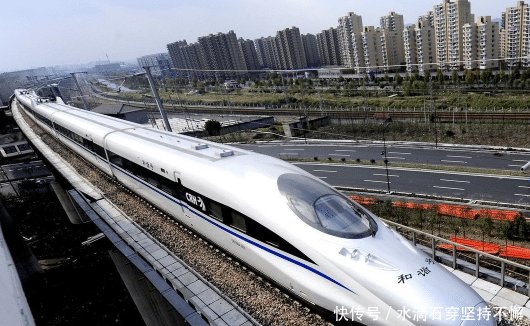  【高铁】高铁司机晒出自己的工资条，网友打开一看，都以为自己