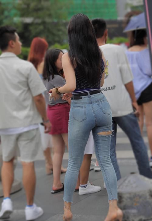 气质|夏日选择破洞牛仔裤,休闲修身的装扮风格,时尚又显气质