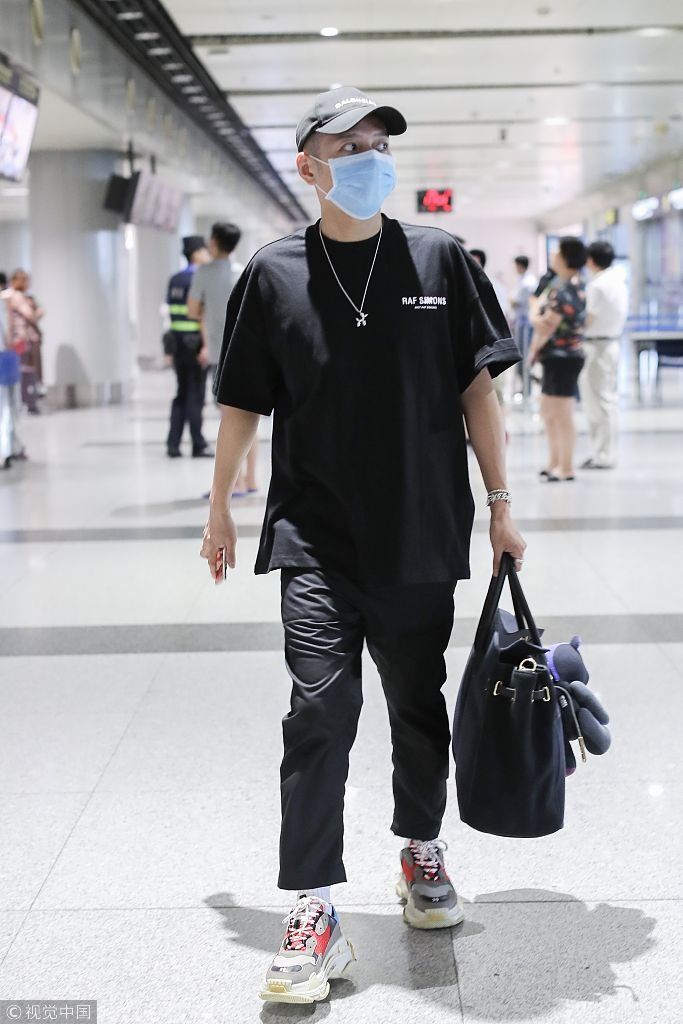 【独家】李维嘉纯black造型现身机场酷拽十足 装饰手镯戒指细节