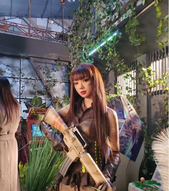  李紫婷的穿：李紫婷真是越来越成熟了!穿一件红黑格子裙,看上去性感...