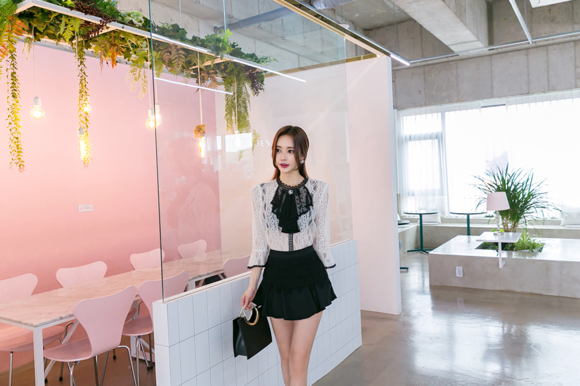 女神孙允珠，天鹅堡织花蚕丝宫廷花缀洋裙