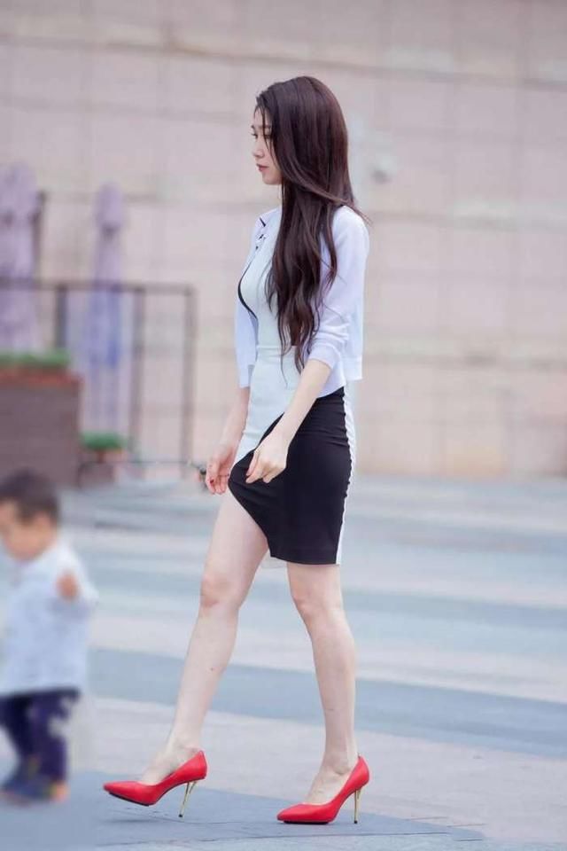 街拍：紧身包臀裙辣妈，肌肤白皙成熟有气质，身材保养得很好