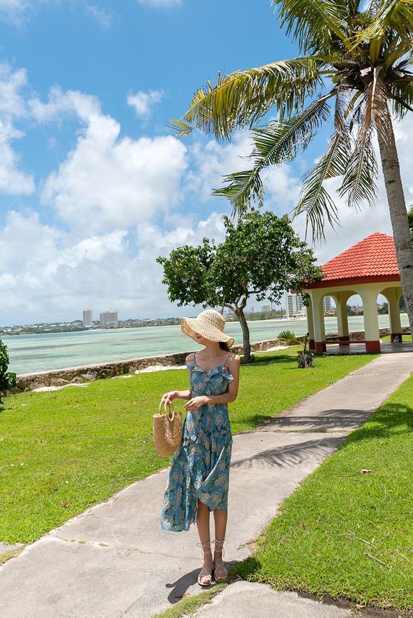 女神孙允珠，静谧海洋西西里蓝莓吊带长裙