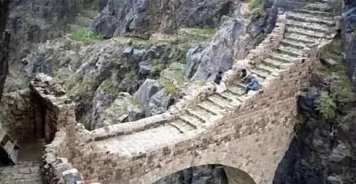 世界上“古怪”的桥，400年前就已存在，其建造之谜从未解开