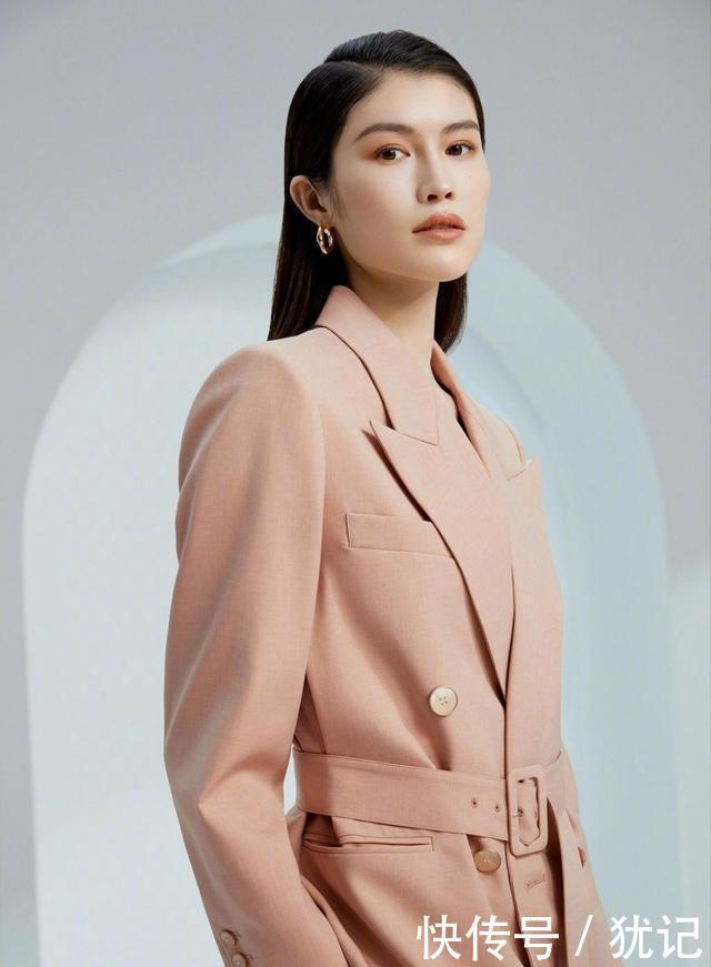  #美女#路人街拍，美女简单的背心搭配运动裤，看起来街头范十足！