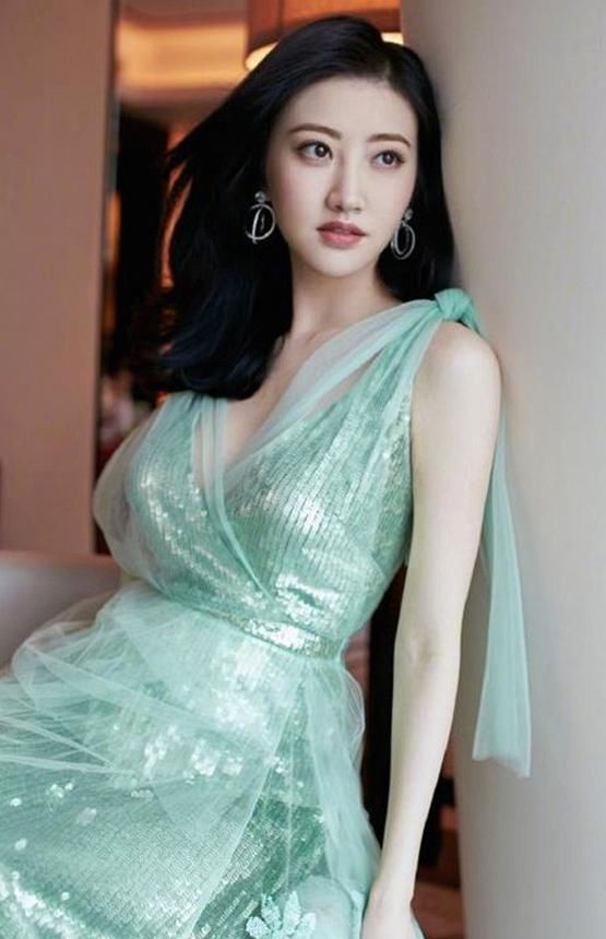 『 显得』配长卷发美出新高度，显得身材非常高挑，景甜穿淡绿色深V长裙