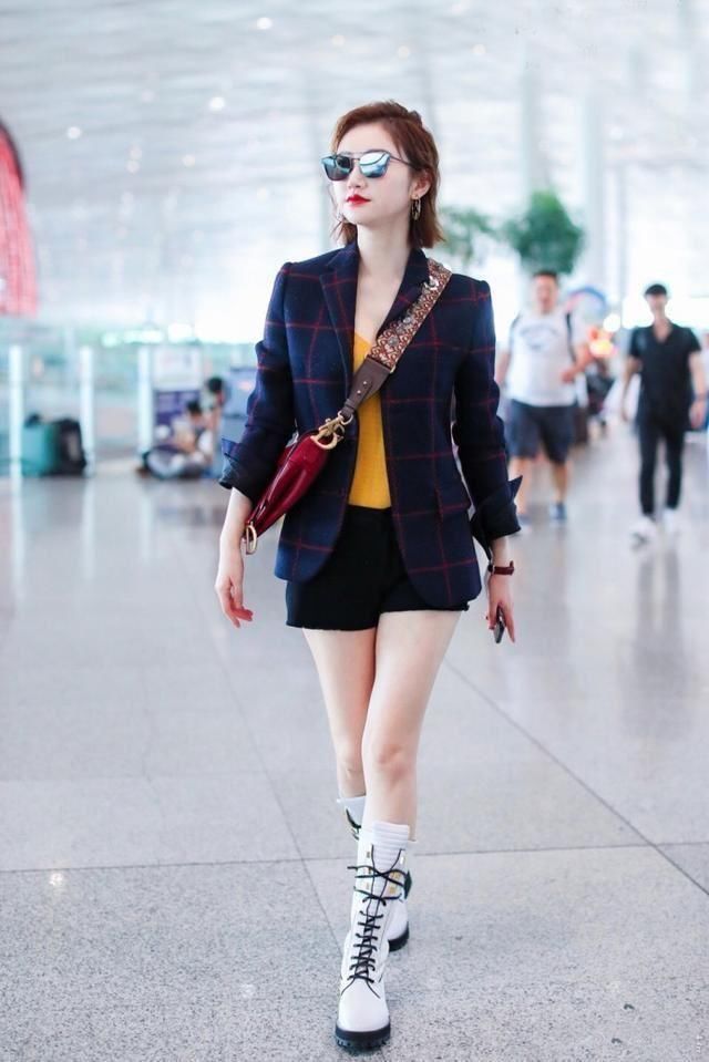 景甜又胖了，网友：短裤下的大腿粗了不止一圈！