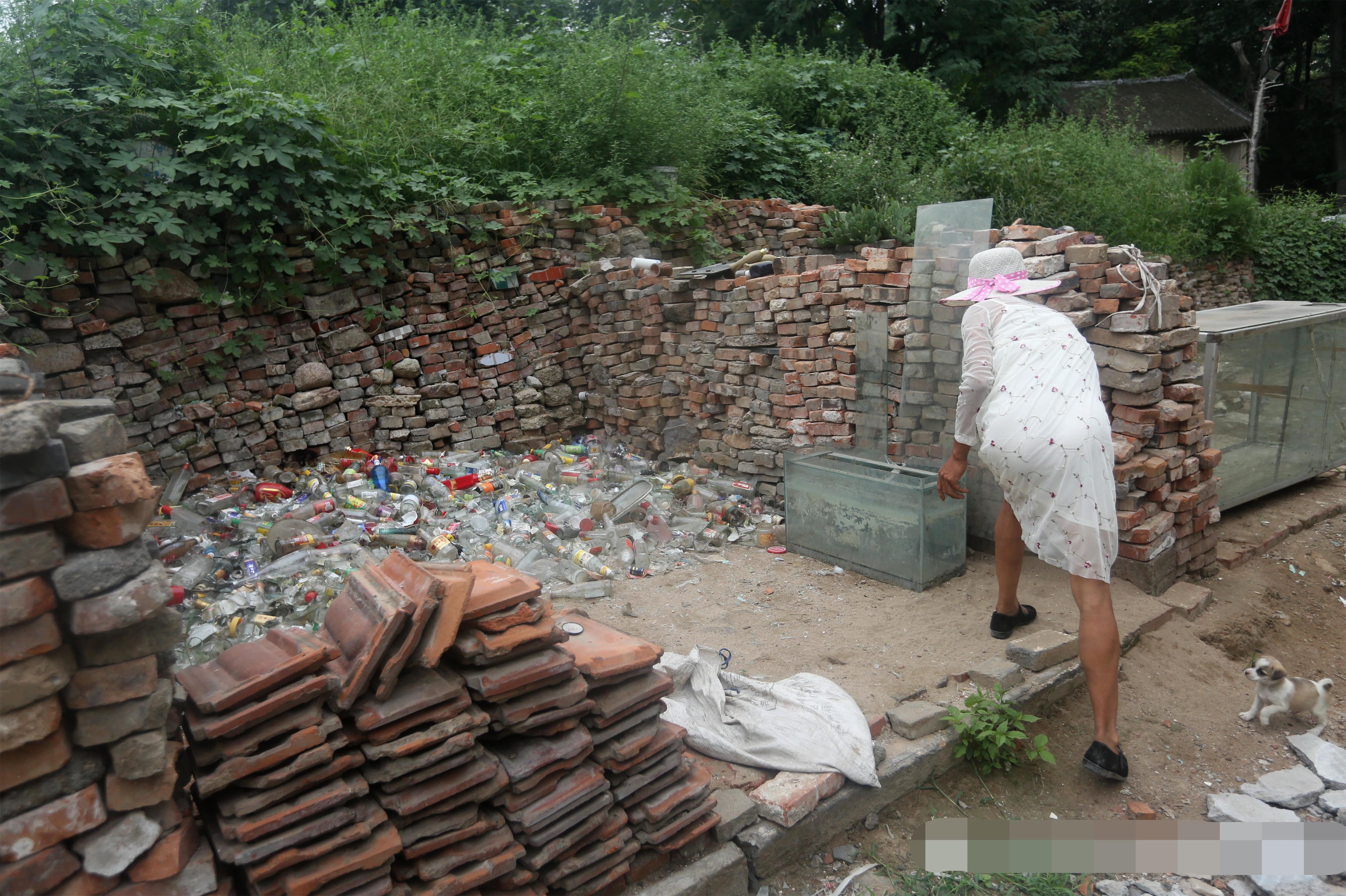 51岁男子每天穿漂亮裙子 拉垃圾攒钱欲做变性手术
