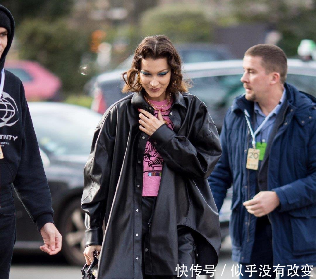 『头发扎』吉吉·哈迪德和妹妹贝拉现身巴黎,吉吉穿格纹大衣太靓丽