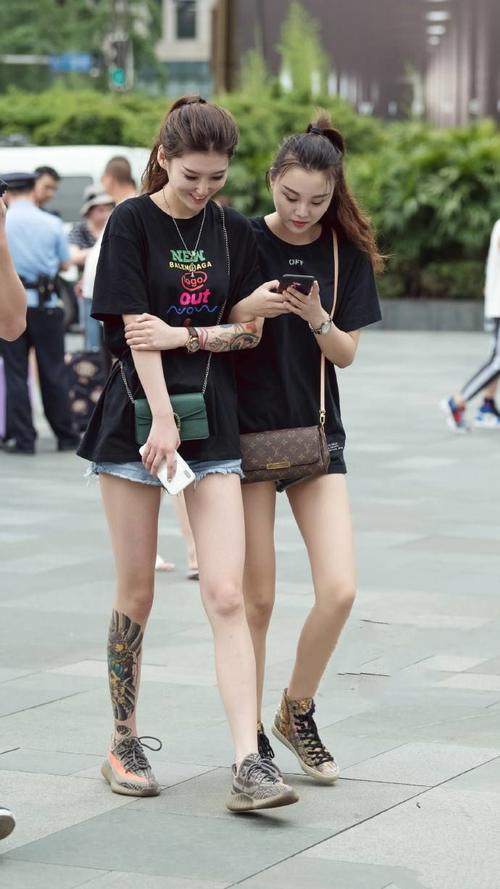 路人街拍：很瘦的高挑小姐姐，吊带装这样穿，不怕没朋友吗