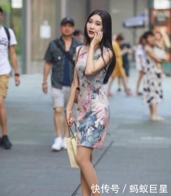  「与众不同」街头靓丽的小姐姐表达时尚魅力，用穿搭彰显与众不同！