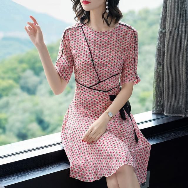 “芍药粉”连衣裙，70小姐姐穿美的如花般浪漫，如花般灿烂