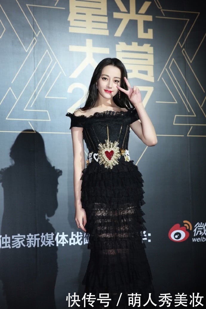 迪丽热巴裙子穿的太透了，难怪一直用包包挡着，网友：好尴尬啊！