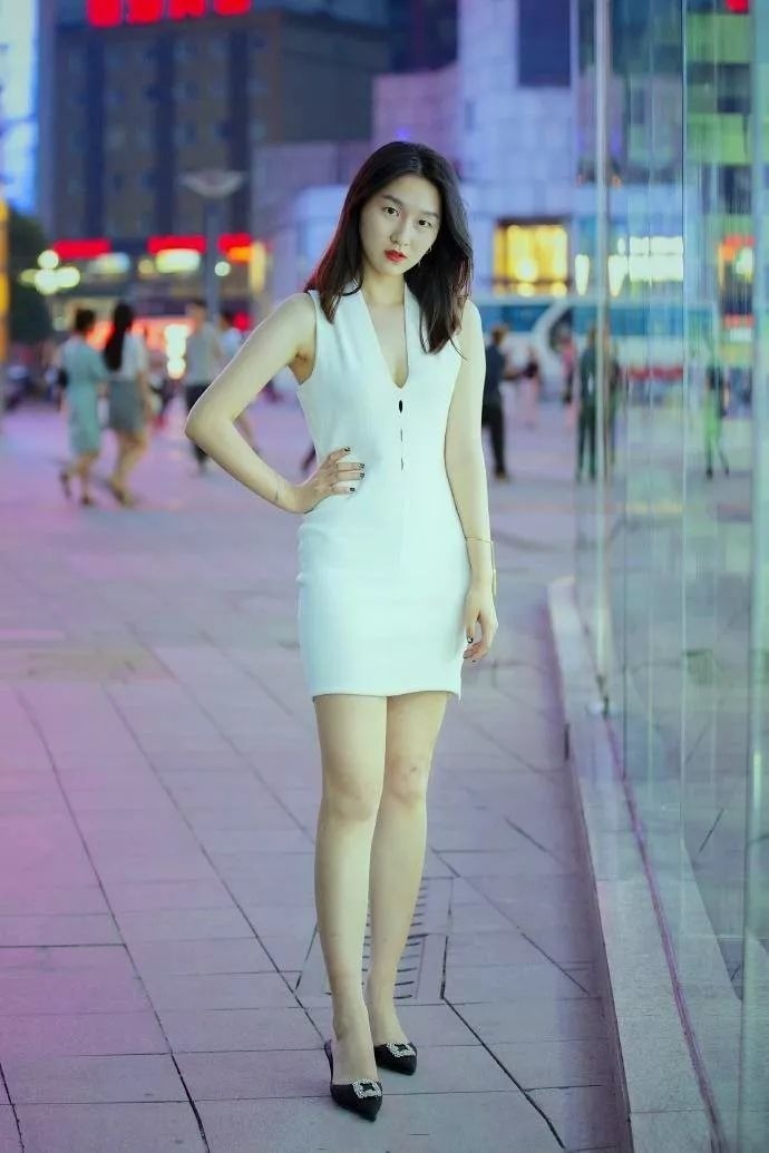 自信|街拍:青春气息洋溢的小美女,多姿的身段,流露出自信的美感