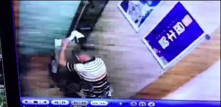 老人竟然在电梯里大便  网友纷纷谴责  监控视频曝光  真相大反转