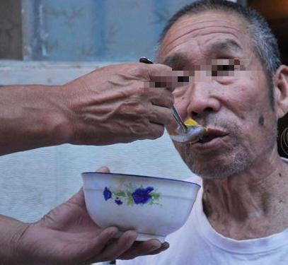 父亲生病儿子不理,女儿悉心照顾,但临死前他却