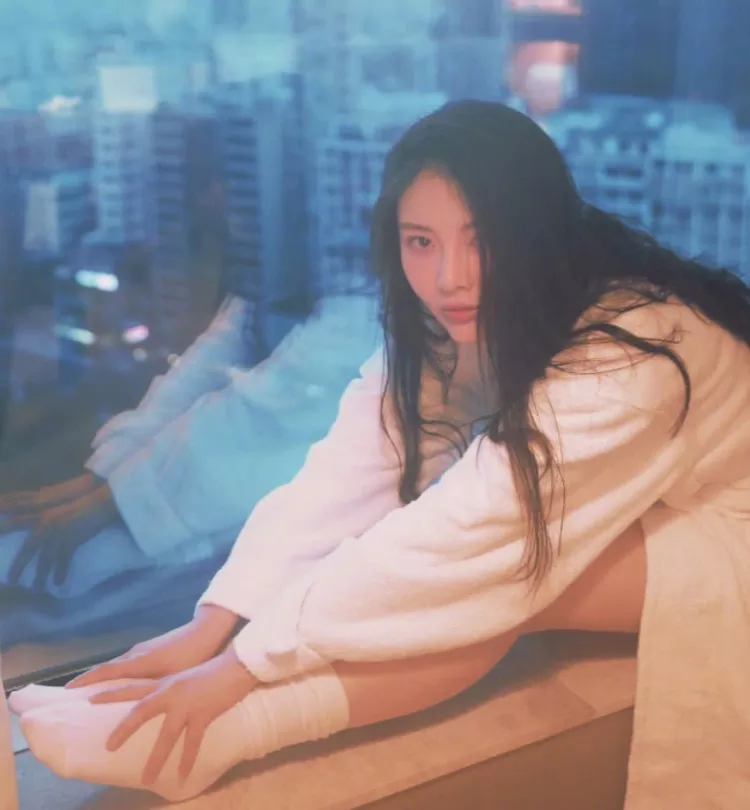 徐冬冬的浴袍从白色换成了黑色？反而更个性，身材好怎么穿都美！